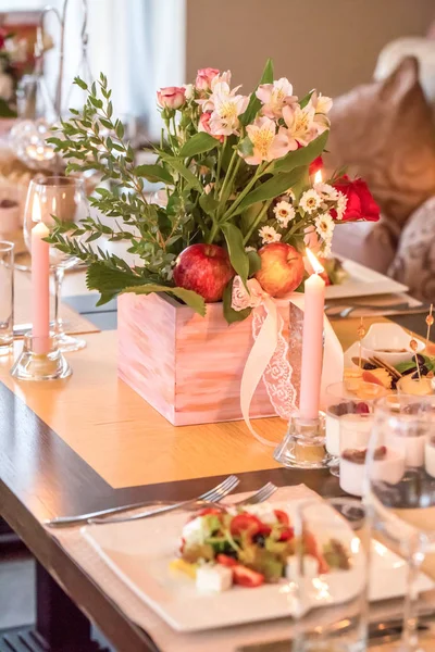 Bir tablonun bir restoranda bir düğün çiçek ve mum için festival dekorasyon.