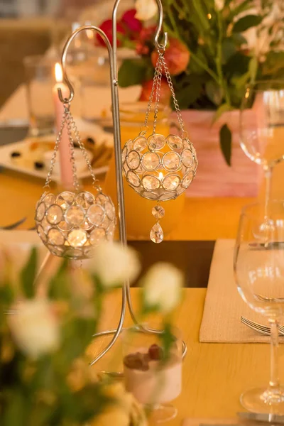 花と蝋燭の結婚式のためのレストランのテーブルのお祭りの装飾 — ストック写真