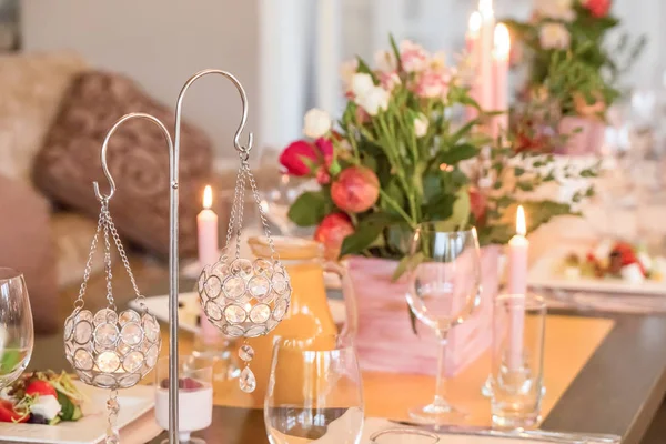 Bir tablonun bir restoranda bir düğün çiçek ve mum için festival dekorasyon.