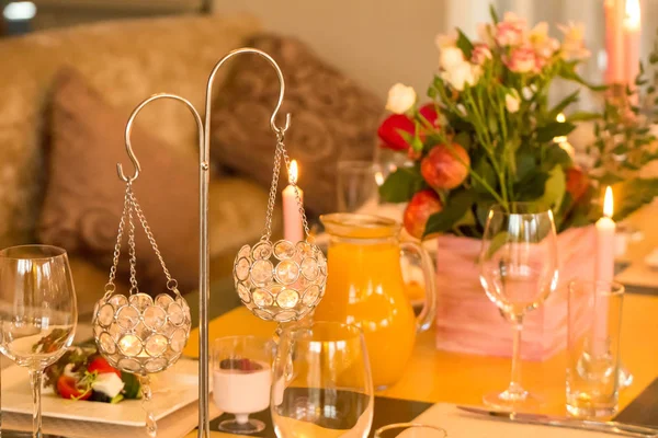 Bir tablonun bir restoranda bir düğün çiçek ve mum için festival dekorasyon.