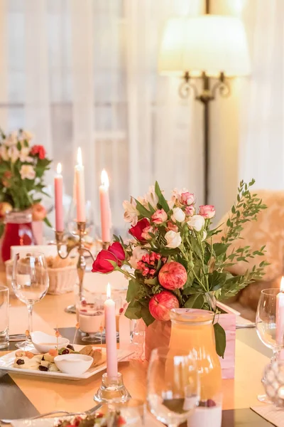 Bir tablonun bir restoranda bir düğün çiçek ve mum için festival dekorasyon.