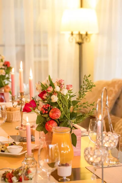 Decoração Festiva Uma Mesa Restaurante Casamento Com Flores Velas — Fotografia de Stock