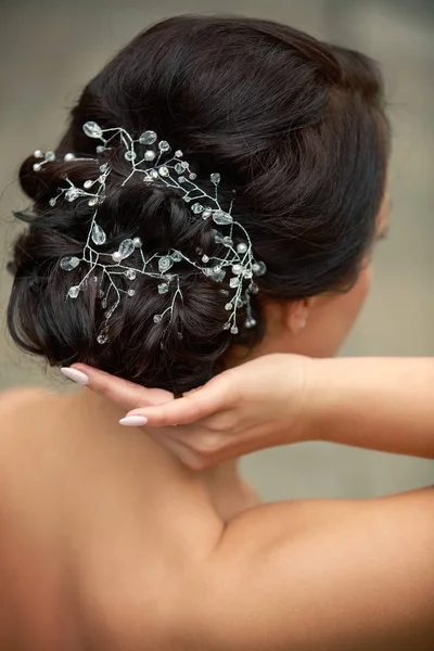 Účes Svatbu Zadní Pohled Nevěsta Upraví Vlasy Svatební Manikúra — Stock fotografie