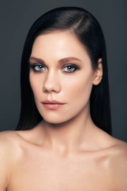 Temiz ciltli güzel bir genç kadın. Mükemmel makyaj. Güzellik modası. Kirpiklerim. Kozmetik göz farı. Işıklandırma. Kozmetoloji, Güzellik ve Spa