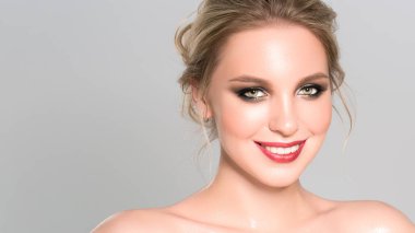 Sarı saçlı ve kırmızı dudaklar ile güzel model kız. Güzellik ve estetik bakım