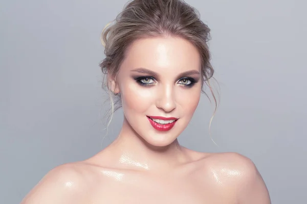 Piękny Model Dziewczyna Blond Włosy Czerwone Usta Pielęgnacja Urody Estetycznych — Zdjęcie stockowe