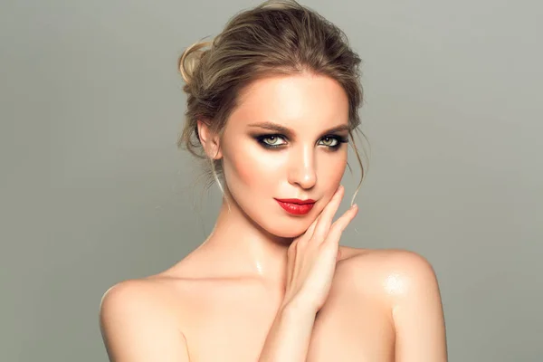 Krásný Model Dívka Blond Vlasy Červené Rty Kosmetické Estetické Péče — Stock fotografie