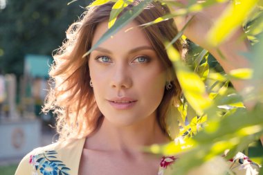 Açık havada güzel romantik Bayan portresi