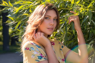 Açık havada güzel romantik Bayan portresi