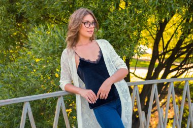 Açık havada güzel romantik Bayan portresi