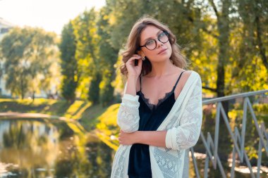 Açık havada güzel romantik Bayan portresi