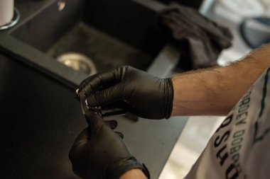 Aynanın önündeki masaüstünde bir berberin araçları