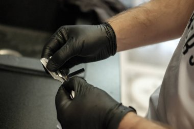 Aynanın önündeki masaüstünde bir berberin araçları