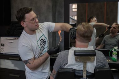 Kuaför bir ateş gibi çalışır. Ateşle biçme.