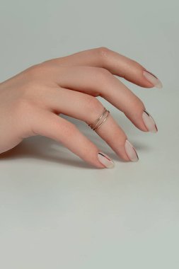 Tasarım çivi. El ile matt minimalist manikür ile. Yakın kadar olan kadın el ile Trendy çivi hafif bir arka plan üzerinde. Sanat çivi. Yüksek kaliteli görüntü.