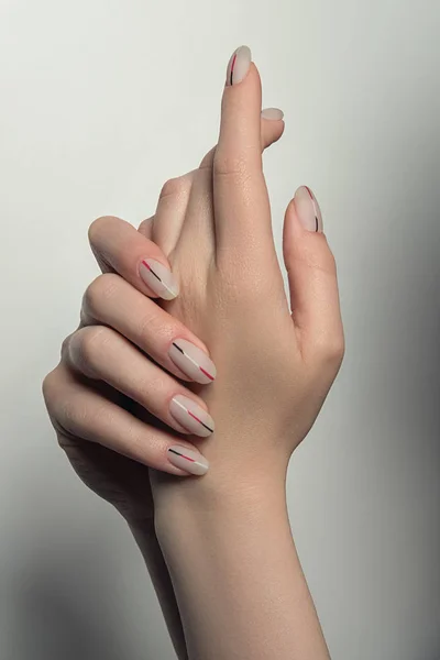 デザインを爪します マット シンプルなマニキュアを持つ手 近くを女性の手でトレンディな釘の明るい背景に アートネイル 高品質の画像 — ストック写真