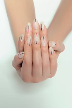 Tasarım çivi. El ile matt minimalist manikür ile. Yakın kadar olan kadın el ile Trendy çivi hafif bir arka plan üzerinde. Sanat çivi. Yüksek kaliteli görüntü.