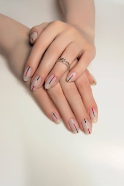 Tasarım çivi. El ile matt minimalist manikür ile. Yakın kadar olan kadın el ile Trendy çivi hafif bir arka plan üzerinde. Sanat çivi. Yüksek kaliteli görüntü.