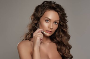 Kaş düzeltme. Güzel genç kadın ile mükemmel makyaj ve uzun closeup koparma kaşları Lashes. Seksi kadın modeli yüz ve cımbız kaşları yakınındaki portresi. Güzellik kavramı. Yüksek çözünürlük