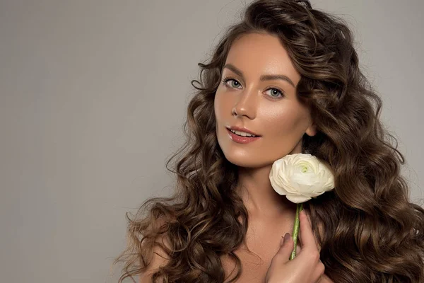 Retrato Una Hermosa Joven Con Flores Mujer Morena Con Maquillaje —  Fotos de Stock