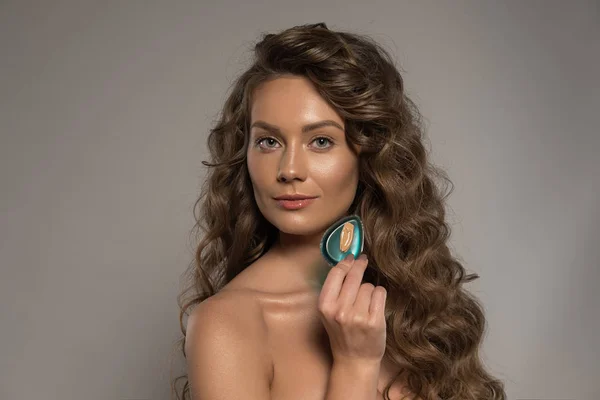Hermosa mujer joven aplicando maquillaje usando esponja de licuadora de belleza —  Fotos de Stock