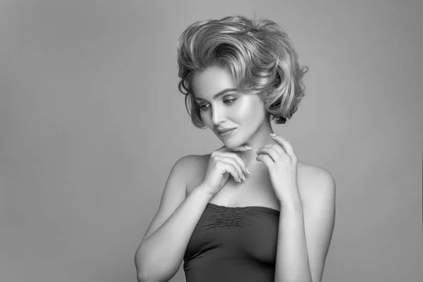 Blondýnka Elegantním Lesklým Účesem Krásná Modelka Kudrnatými Vlasy Péče Kosmetické — Stock fotografie