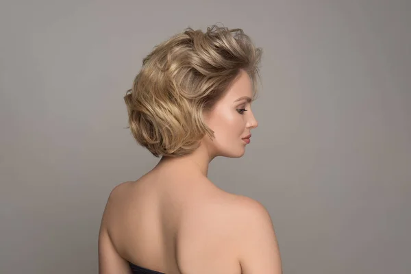 Menina Loira Com Penteado Elegante Brilhante Mulher Modelo Bonita Com — Fotografia de Stock