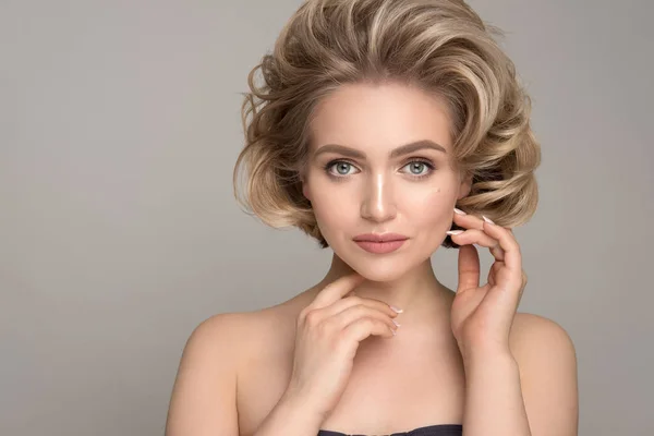 Blondes Mädchen Mit Eleganter Und Glänzender Frisur Schöne Model Frau — Stockfoto