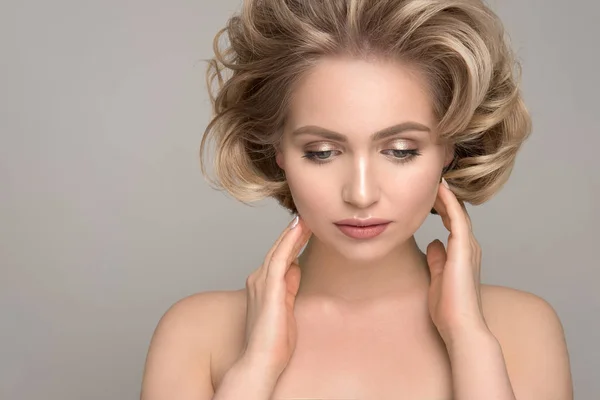 Blondýnka Elegantním Lesklým Účesem Krásná Modelka Kudrnatými Vlasy Péče Kosmetické — Stock fotografie