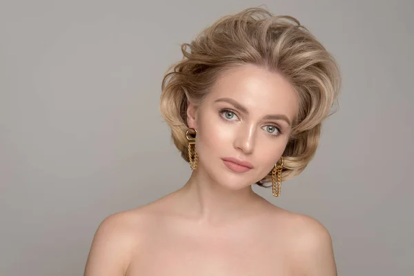 Blonde Girl Elegant Shiny Hairstyle Beautiful Model Woman Curly Hairstyle — Stock Photo, Image