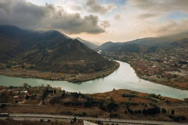 Mtsheta, Georgia. Jvari Manastırı Mtsheta, Mtsheta-Mtianeti, Gürcistan'dan kutsal şehir Mtsheta görünümü. Dünya Mirası alanı - Mtsheta tarihi anıtlar parçası.