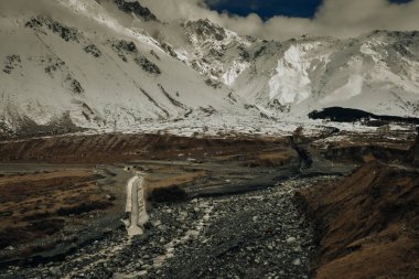 Güzel dağ manzarası Kazbegi Milli Park, Kafkas Dağları, ülke Gürcistan