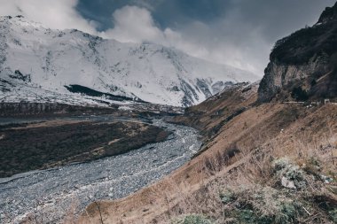 Güzel dağ manzarası Kazbegi Milli Park, Kafkas Dağları, ülke Gürcistan