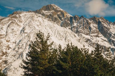 Güzel dağ manzarası Kazbegi Milli Park, Kafkas Dağları, ülke Gürcistan