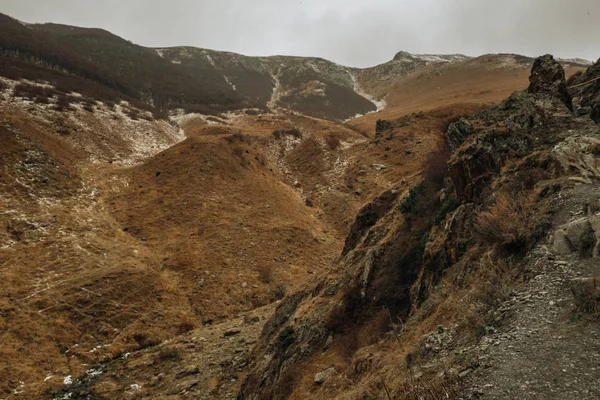 Горы Джорджии Степанцминда Окрестности Казбеги — стоковое фото