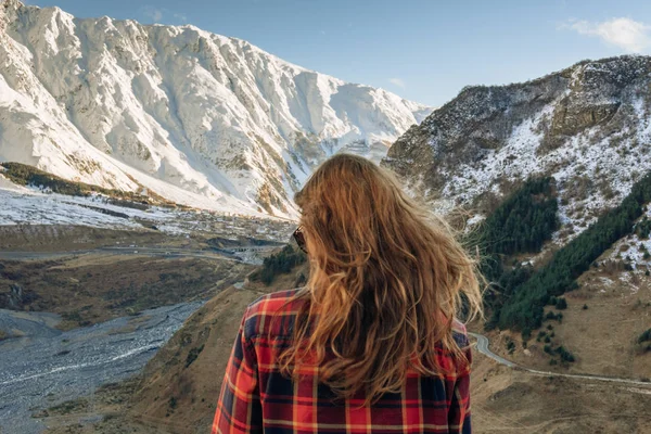 Chica Joven Hipster Con Mochila Disfrutando Puesta Sol Pico Montaña —  Fotos de Stock