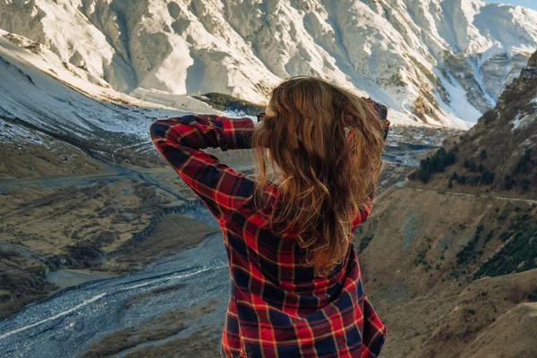 Chica Joven Hipster Con Mochila Disfrutando Puesta Sol Pico Montaña —  Fotos de Stock