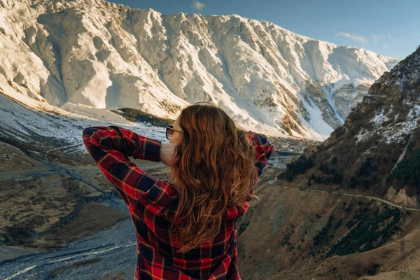 Hipster Ung Flicka Med Ryggsäck Njuter Solnedgången Toppen Dimmiga Berget — Stockfoto