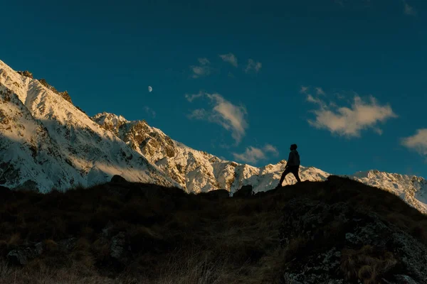 夕日の山で男のハイキング 旅行ライフスタイル放浪欲アドベンチャーコンセプト夏休み屋外だけで野生に — ストック写真