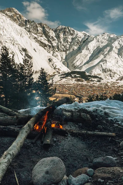 国のジョージア コーカサス山脈 カズベギ国立公園の山の風景の背景で焚き火 — ストック写真
