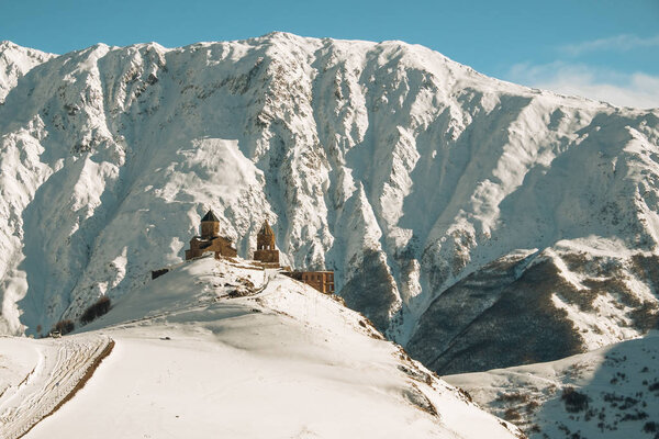 Stepantsminda, Gergeti, Georgia. Famous Gergeti Trinity Tsminda Sameba Church In Early Winter. — Stock Image Stepantsminda Gergeti Georgia Famous Gergeti Trinity Tsminda Sameba Church Early — Stock Photo, Image