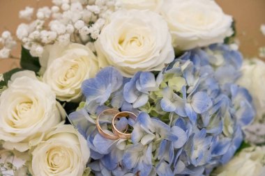 Gelin buketi ve alyanslar..