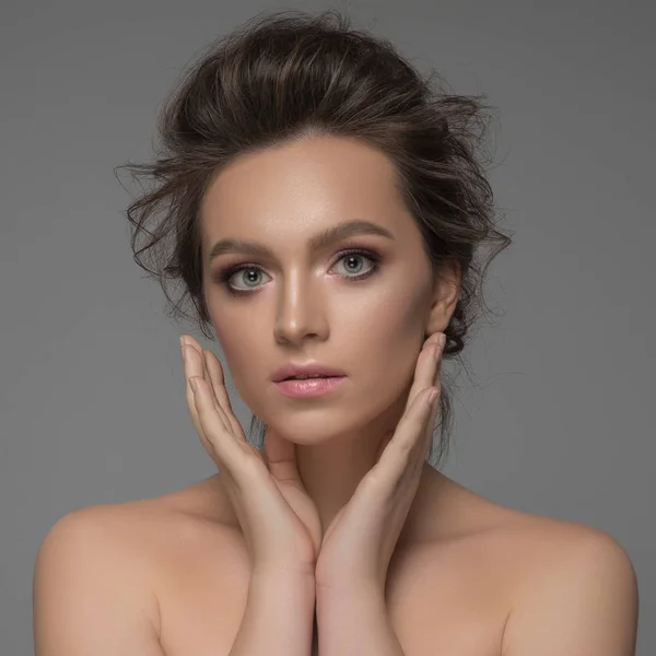 Retrato Beleza Modelo Com Maquiagem Moderna Destaque Brilhante Moda Pele — Fotografia de Stock