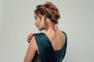 Uzun sağlıklı ve parlak kıvırcık saçlı esmer kız. Bakım ve güzellik. Dalgalı saç modeli kadınla güzel Model