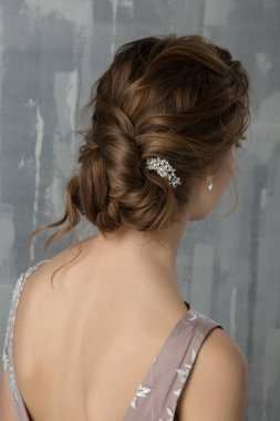 Düğün için saç modeli. Arkadan Görünüm. Modern düğün saç modeli