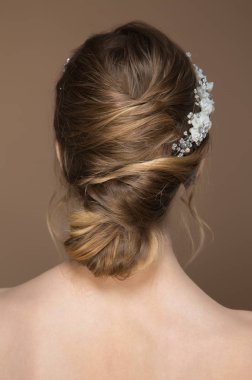 Düğün için saç modeli. Arkadan Görünüm. Modern düğün saç modeli