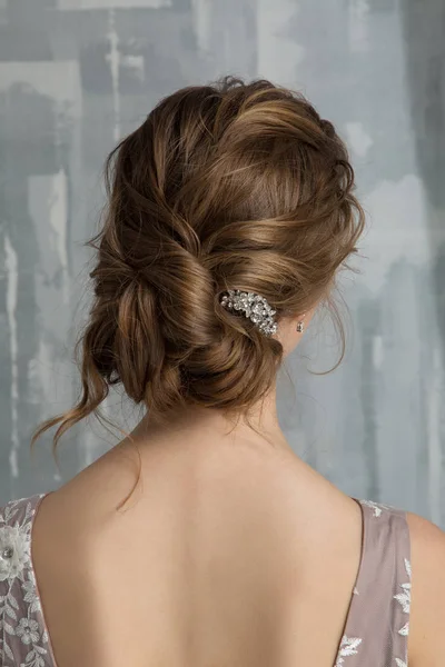 Coiffure pour le mariage. Vue de derrière. Coiffure de mariage moderne — Photo