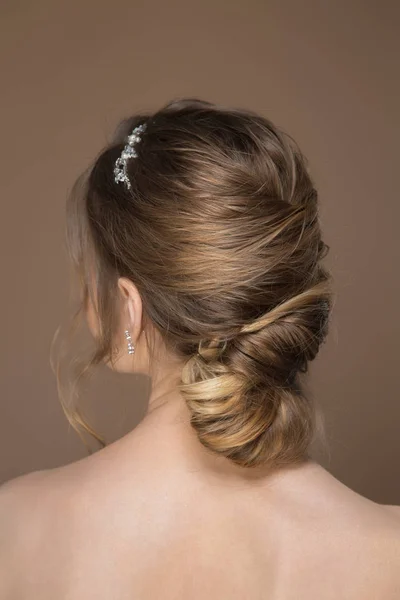 Penteado para o casamento. Vista traseira. Penteado de casamento moderno — Fotografia de Stock