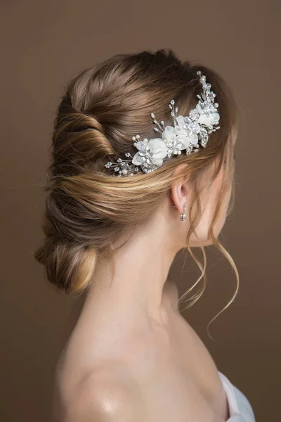 Coiffure pour le mariage. Vue de derrière. Coiffure de mariage moderne — Photo