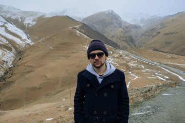 Wanderlust zamanı. Gürcistan'da güzel dağlarda yürüyüş adam